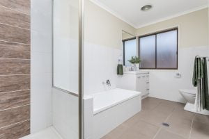 146 Gallipoli Road, CARINA HEIGHTS, QLD 4152 AUS