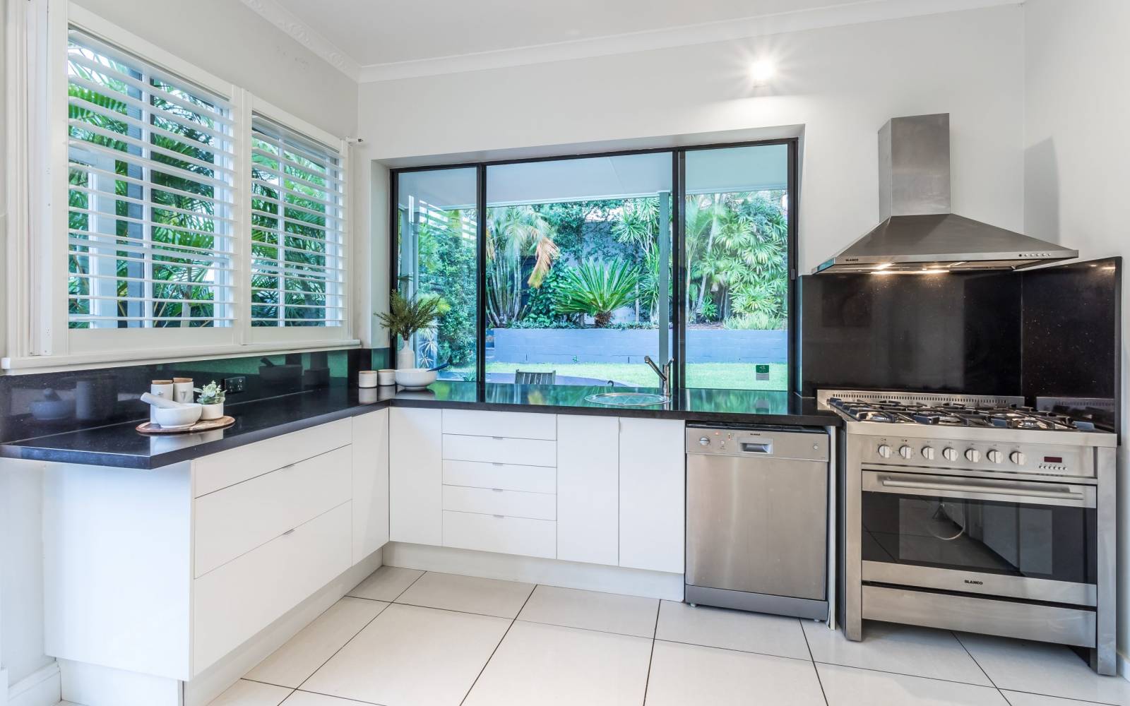 86 Arthur Terrace, RED HILL, QLD 4059 AUS