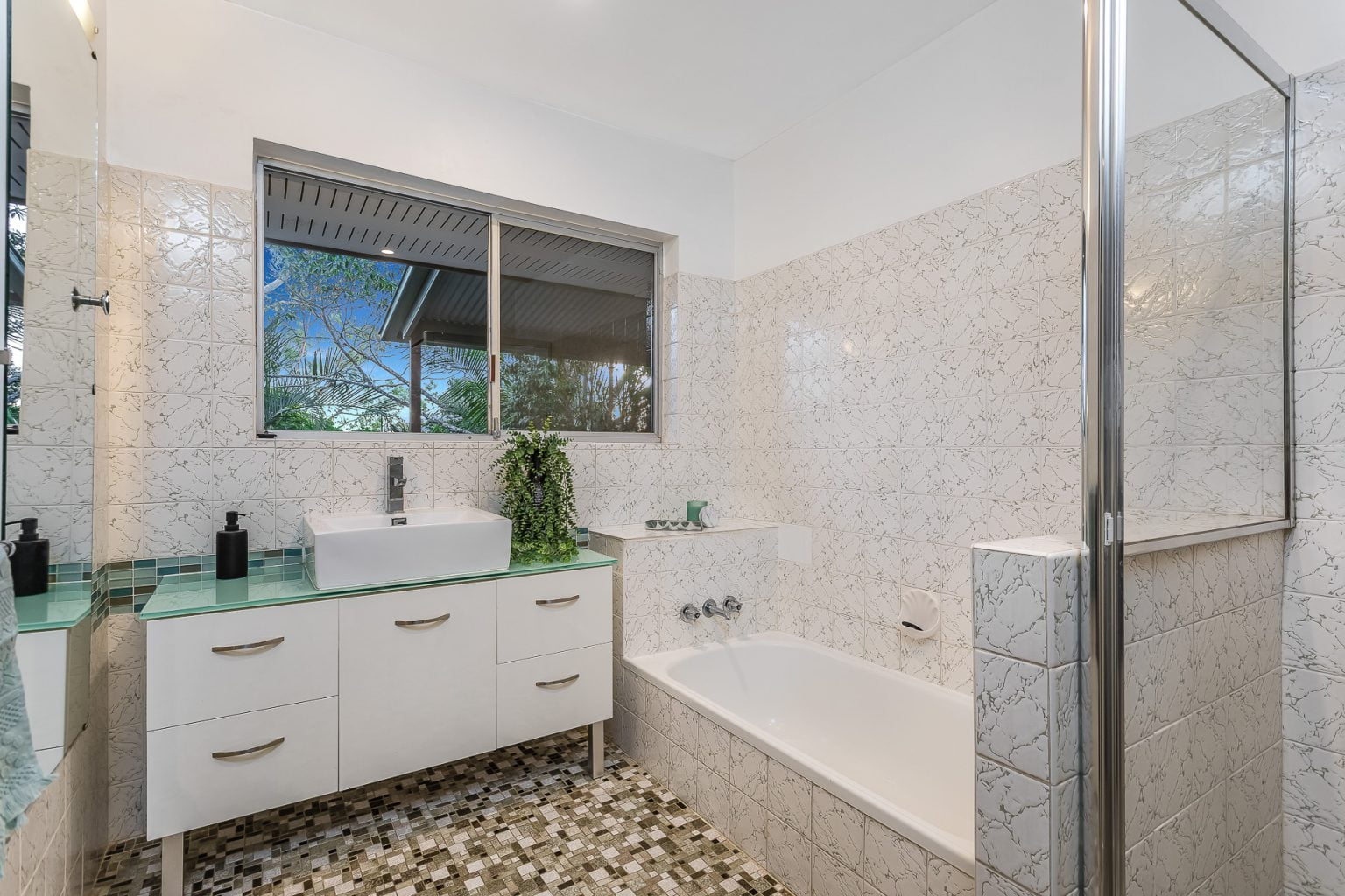 44 Aberfeldy Street, KENMORE, QLD 4069 AUS