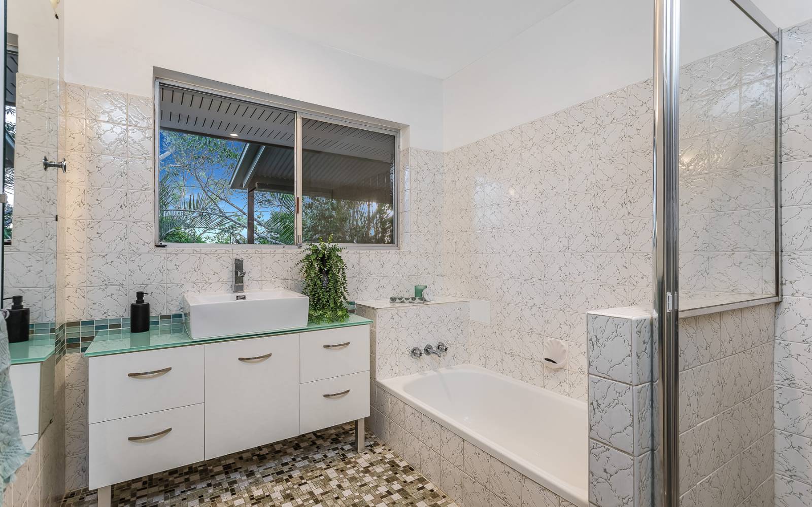 44 Aberfeldy Street, KENMORE, QLD 4069 AUS