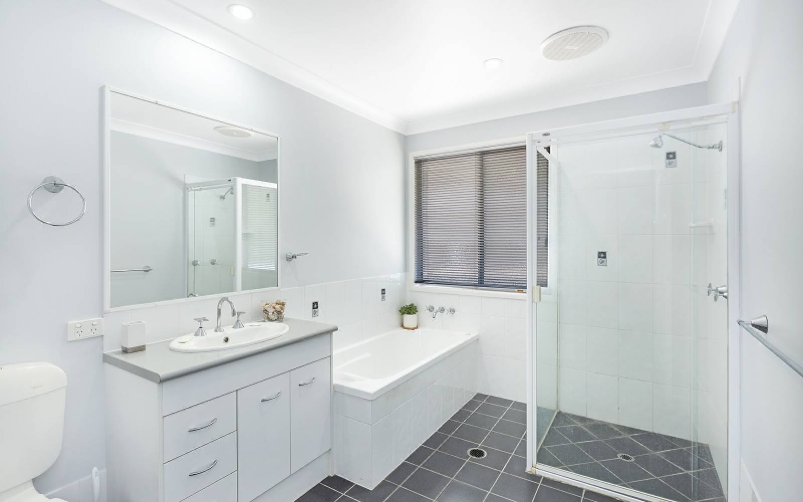 6 Treetop Close, CHAPEL HILL, QLD 4069 AUS