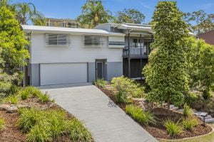 6 Treetop Close, CHAPEL HILL, QLD 4069 AUS