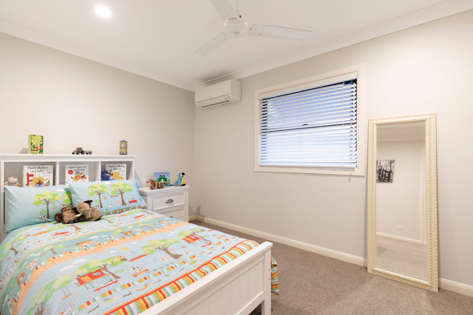 42 Carey Street, BARDON, QLD 4065 AUS