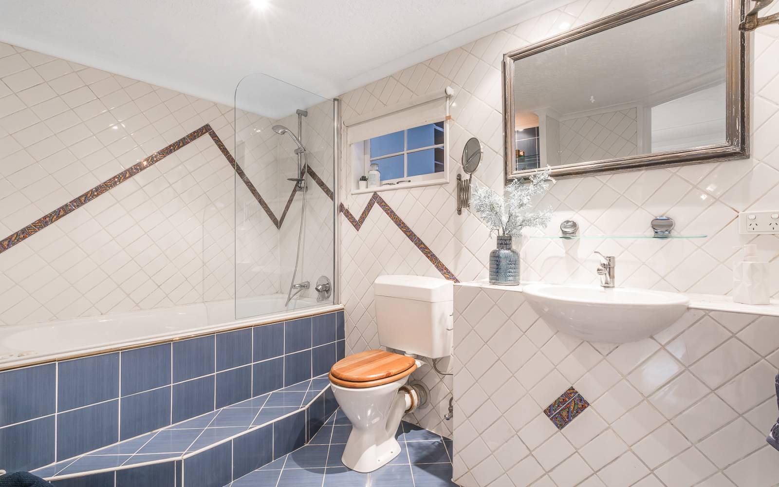 11 Ijong Street, KENMORE, QLD 4069 AUS