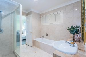 9 Harvey Close, BROOKFIELD, QLD 4069 AUS