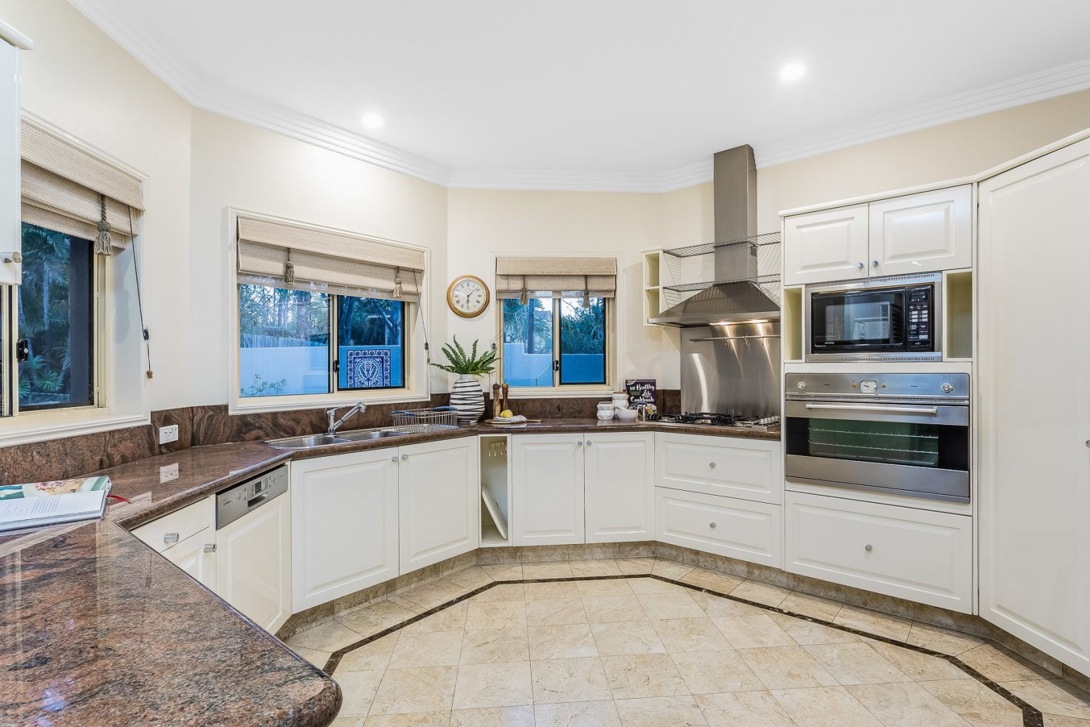 9 Harvey Close, BROOKFIELD, QLD 4069 AUS