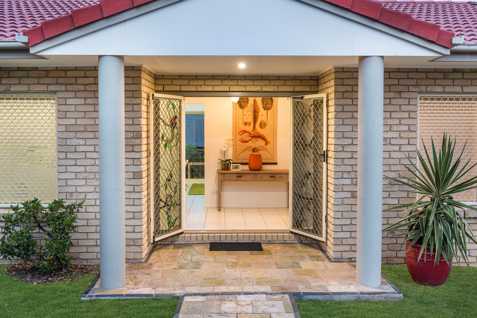 19 Mukurta Street, CHAPEL HILL, QLD 4069 AUS