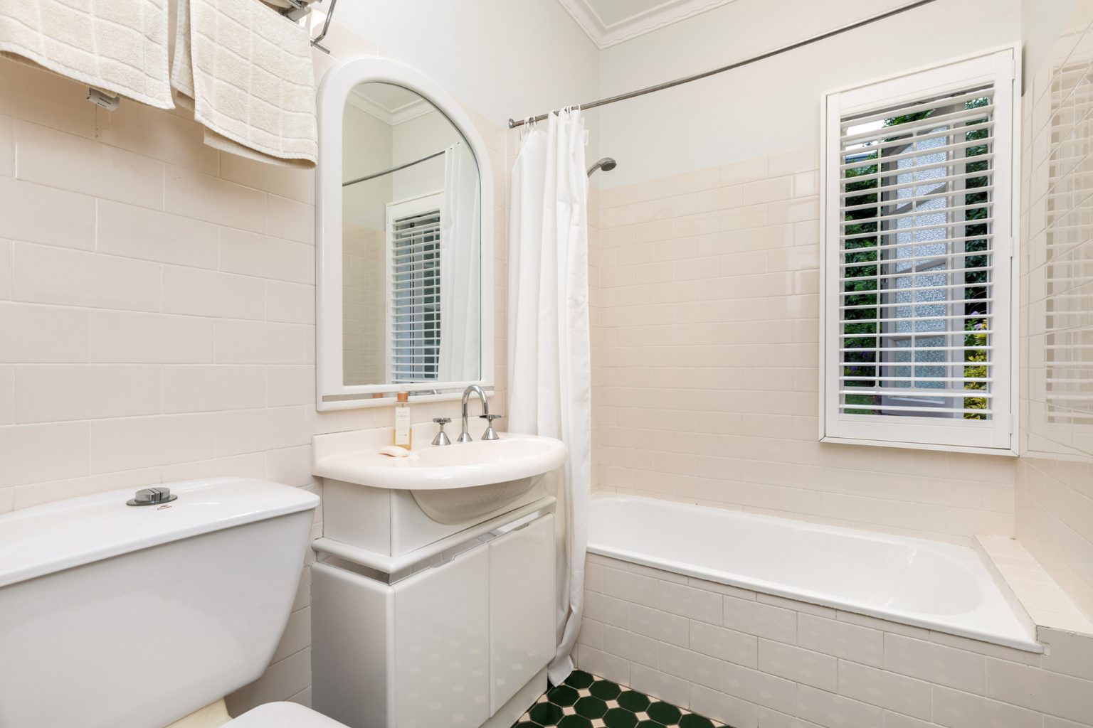 22 Barnett Road, BARDON, QLD 4065 AUS