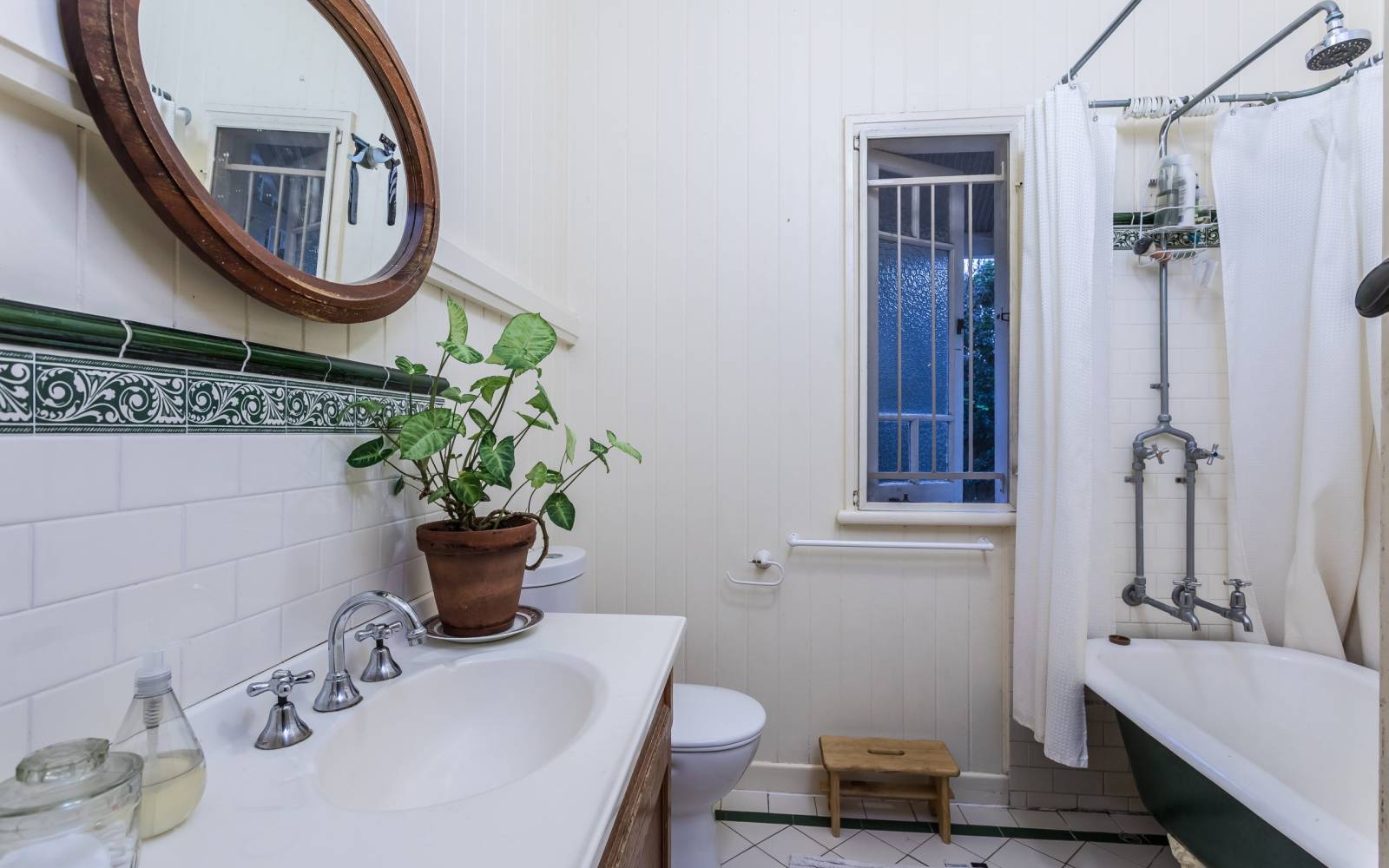 160 Simpsons Road, BARDON, QLD 4065 AUS