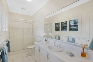 4 Ngeringa Crescent, CHAPEL HILL, QLD 4069 AUS