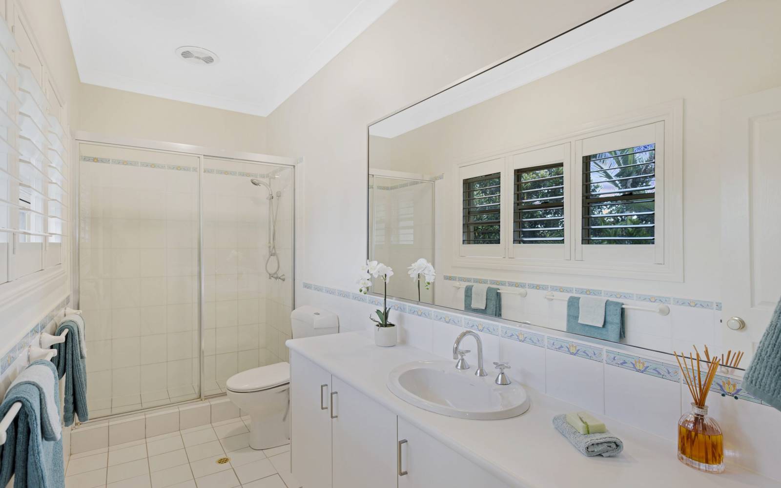 4 Ngeringa Crescent, CHAPEL HILL, QLD 4069 AUS