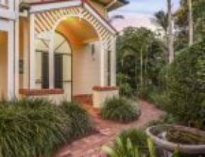 4 Ngeringa Crescent, CHAPEL HILL, QLD 4069 AUS