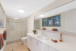 4 Ngeringa Crescent, CHAPEL HILL, QLD 4069 AUS