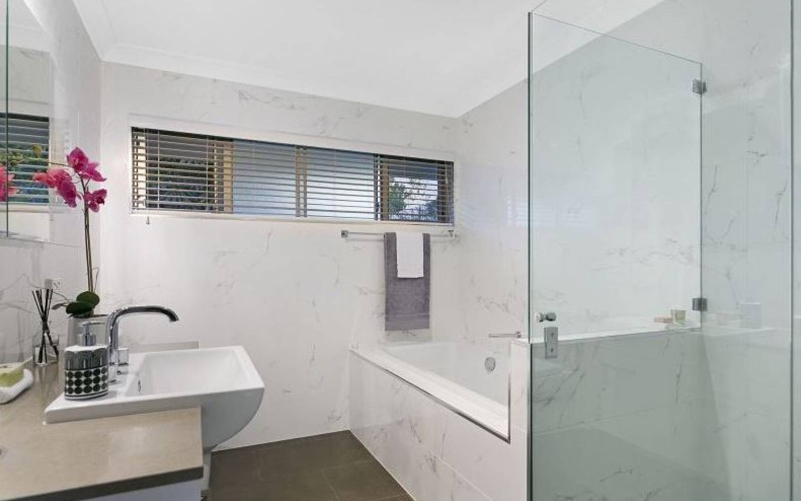 20 Scenic Road, KENMORE, QLD 4069 AUS