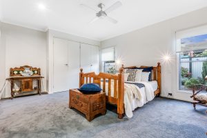 61 Akuna Street, KENMORE, QLD 4069 AUS