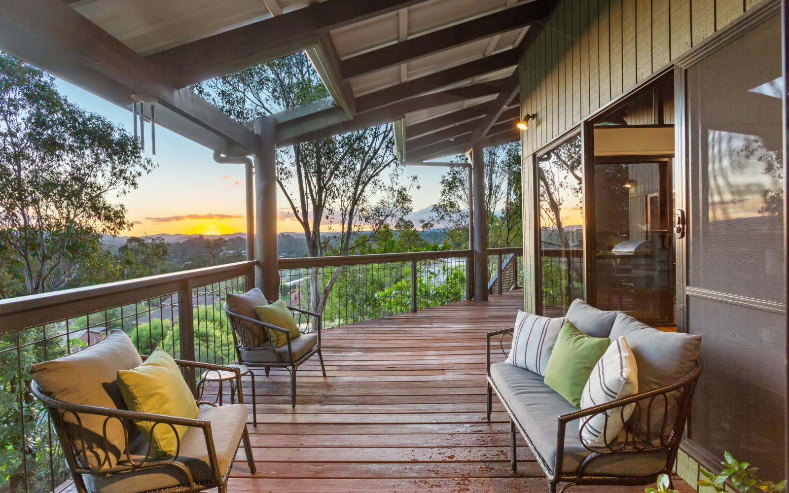 54 Bielby Road, KENMORE HILLS, QLD 4069 AUS