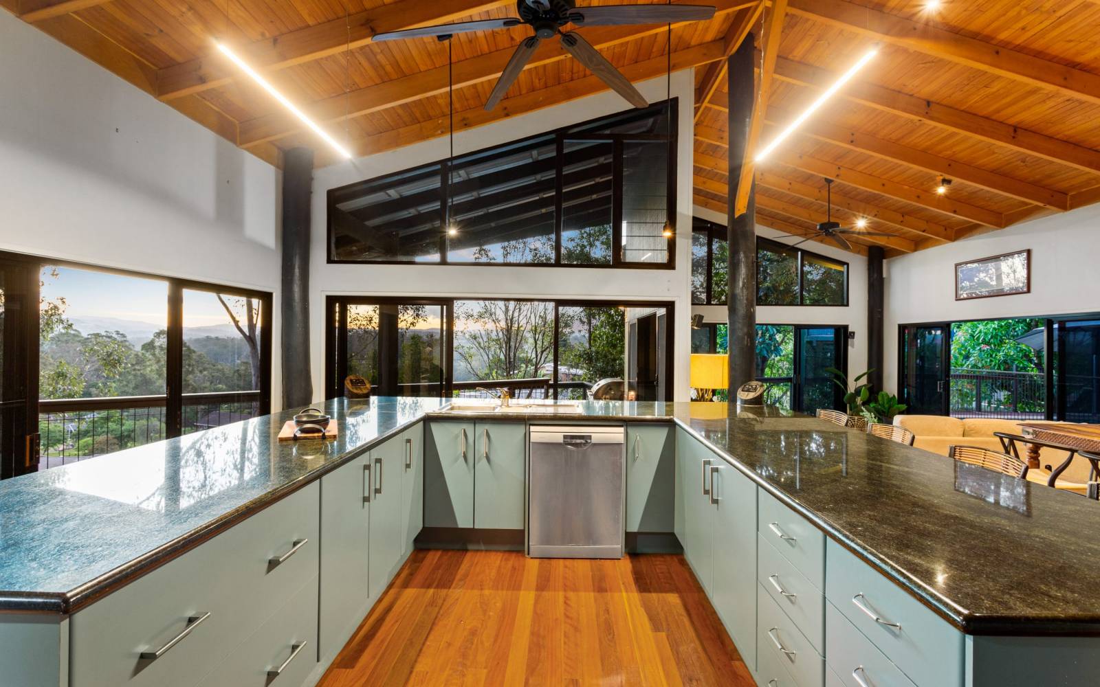 54 Bielby Road, KENMORE HILLS, QLD 4069 AUS