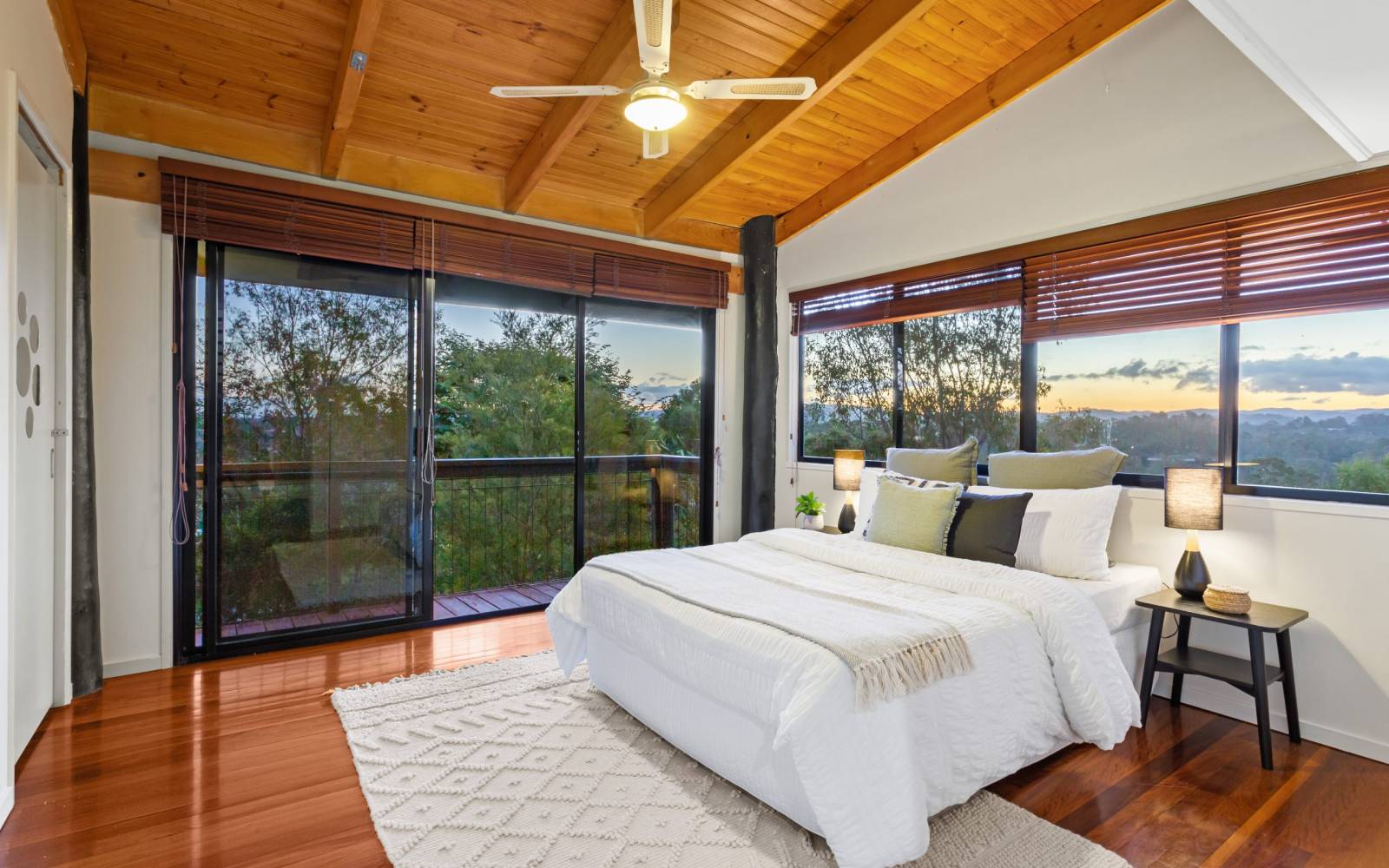 54 Bielby Road, KENMORE HILLS, QLD 4069 AUS