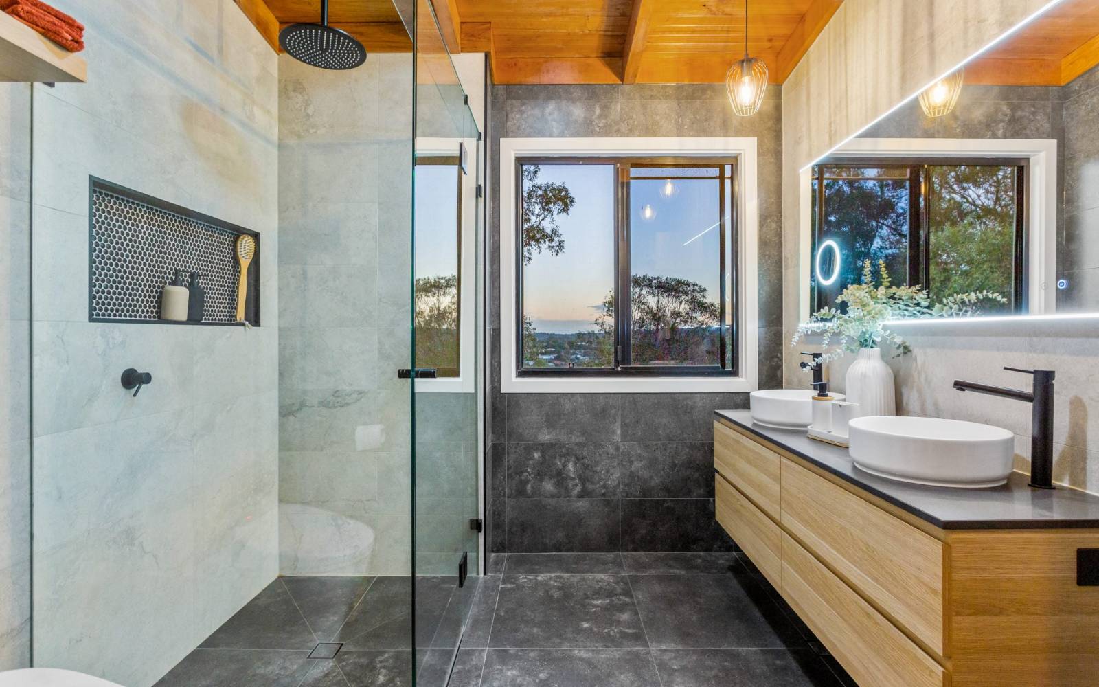 54 Bielby Road, KENMORE HILLS, QLD 4069 AUS