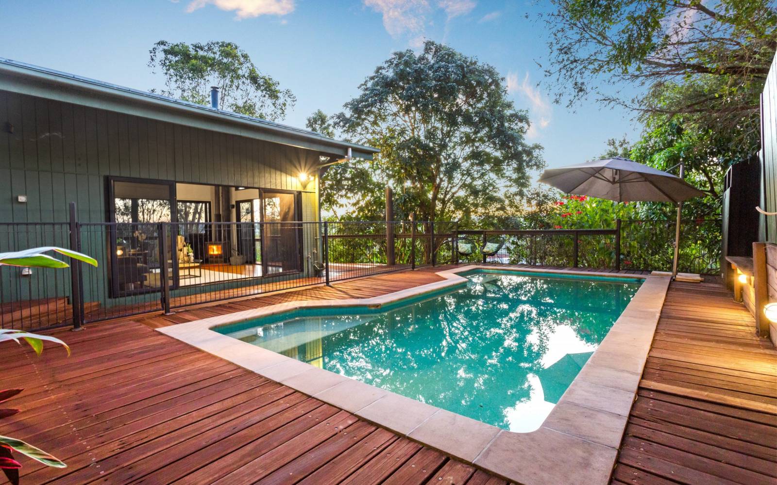 54 Bielby Road, KENMORE HILLS, QLD 4069 AUS