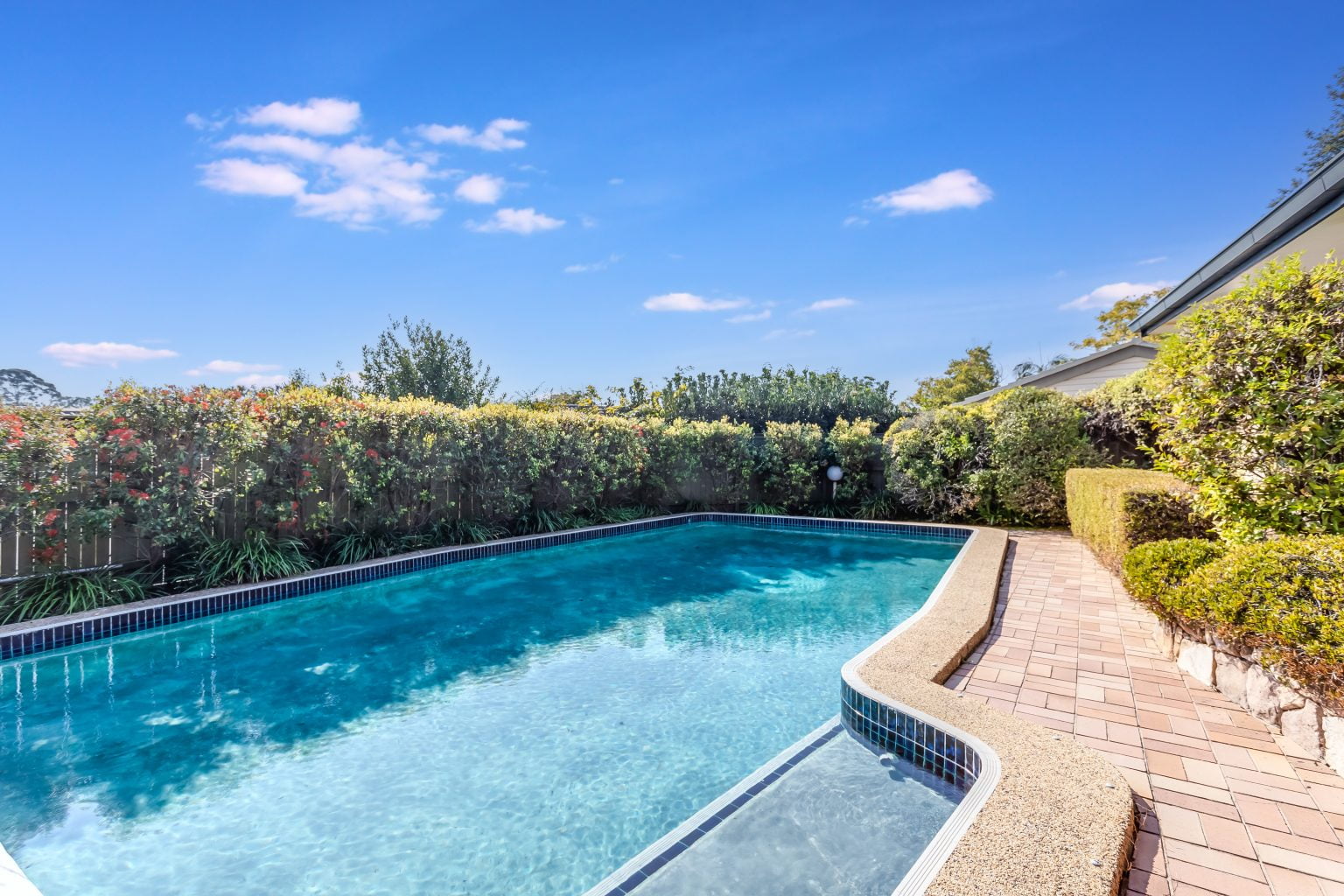 18 Roxburgh Street, KENMORE, QLD 4069 AUS