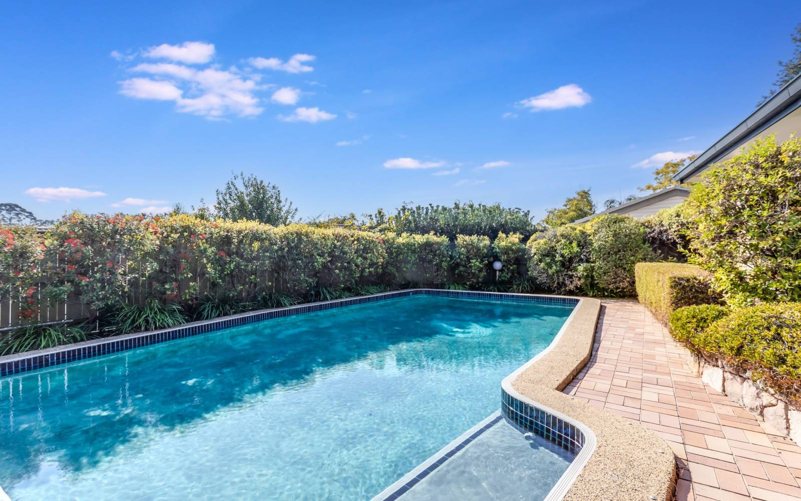 18 Roxburgh Street, KENMORE, QLD 4069 AUS