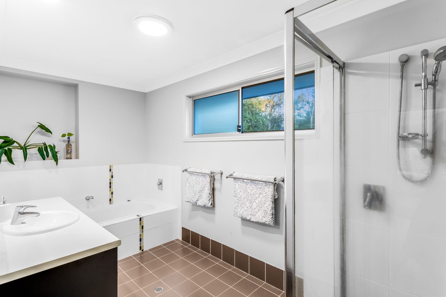 19 Backhousia Crescent, SINNAMON PARK, QLD 4073 AUS