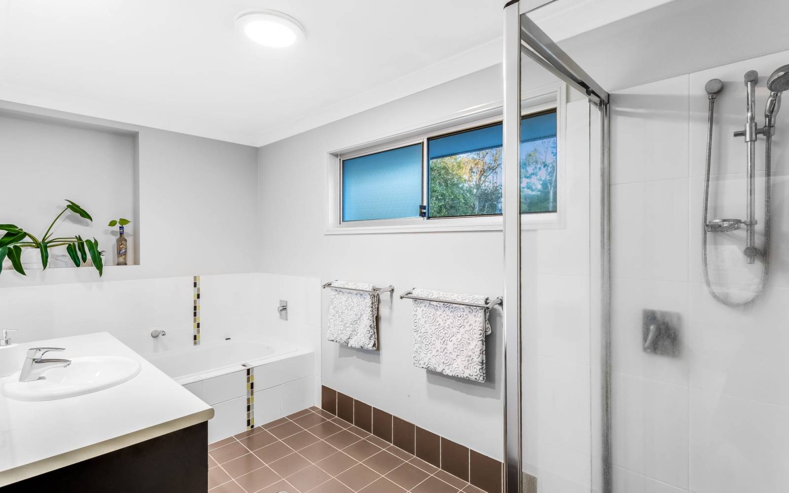 19 Backhousia Crescent, SINNAMON PARK, QLD 4073 AUS