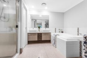 19 Backhousia Crescent, SINNAMON PARK, QLD 4073 AUS