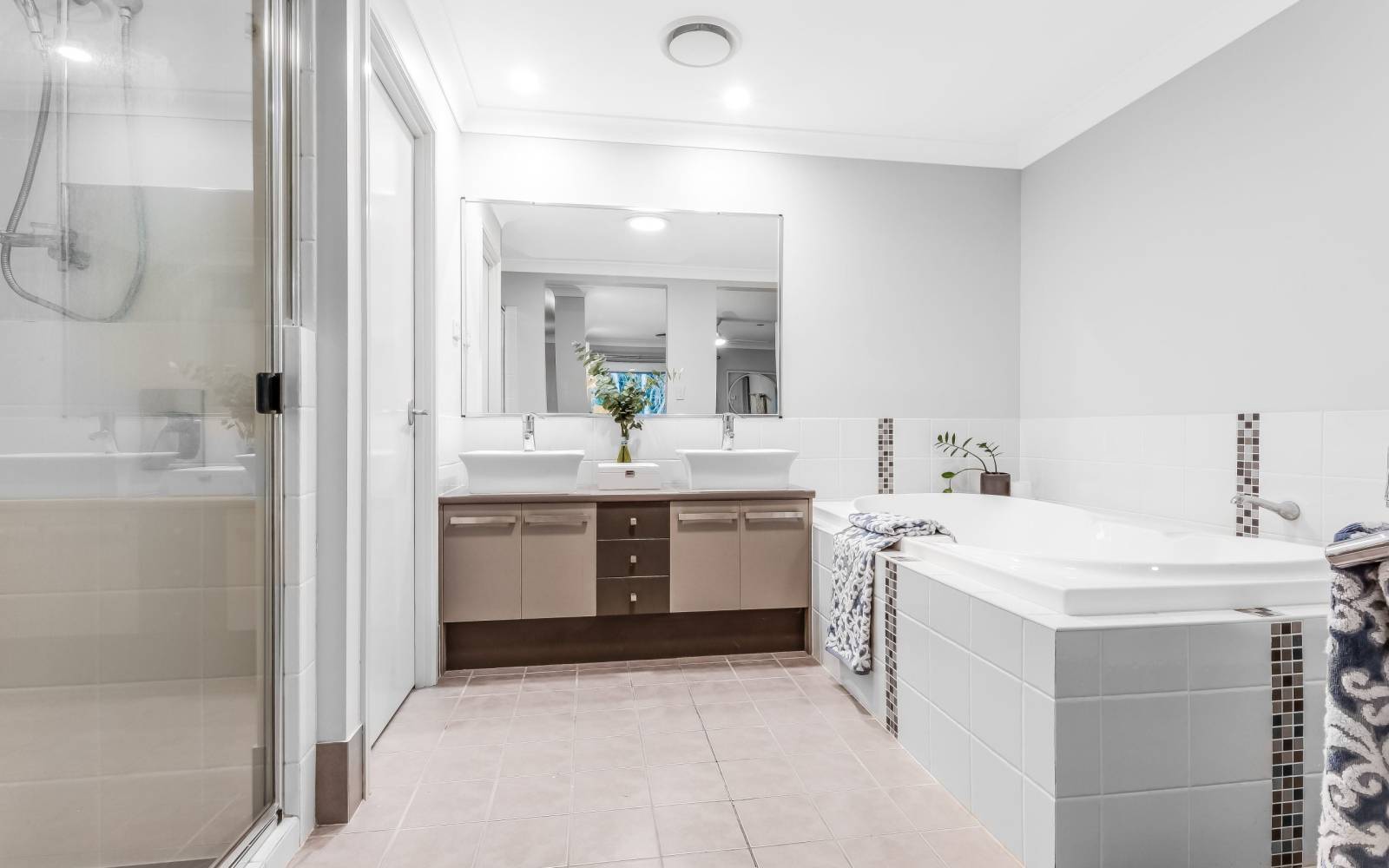 19 Backhousia Crescent, SINNAMON PARK, QLD 4073 AUS