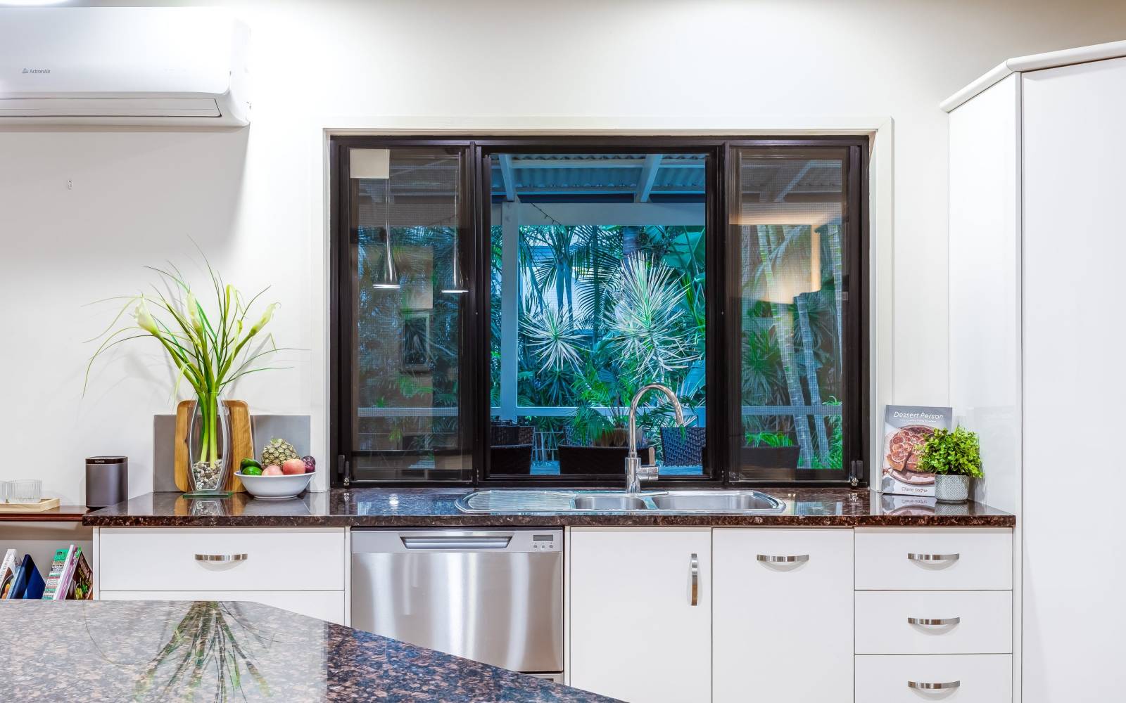 52 Leybourne Street, CHELMER, QLD 4068 AUS