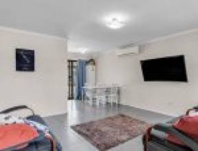 11 Lochore Court, CRESTMEAD, QLD 4132 AUS