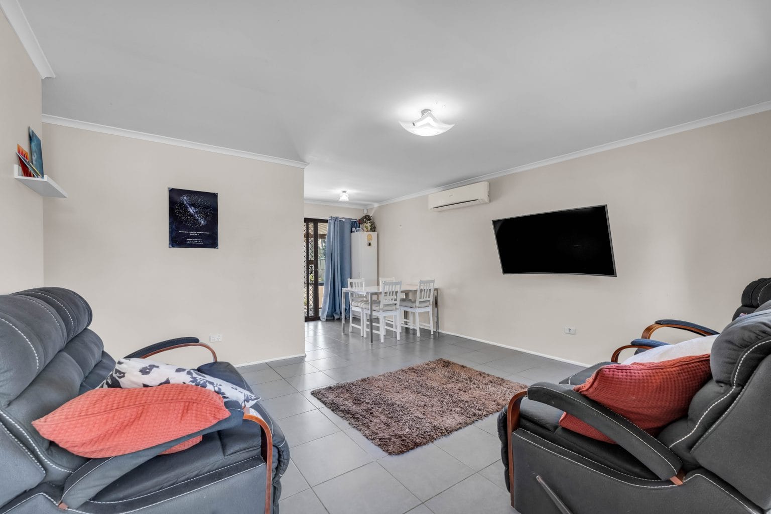 11 Lochore Court, CRESTMEAD, QLD 4132 AUS