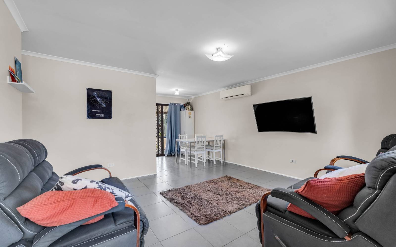 11 Lochore Court, CRESTMEAD, QLD 4132 AUS