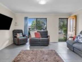 11 Lochore Court, CRESTMEAD, QLD 4132 AUS