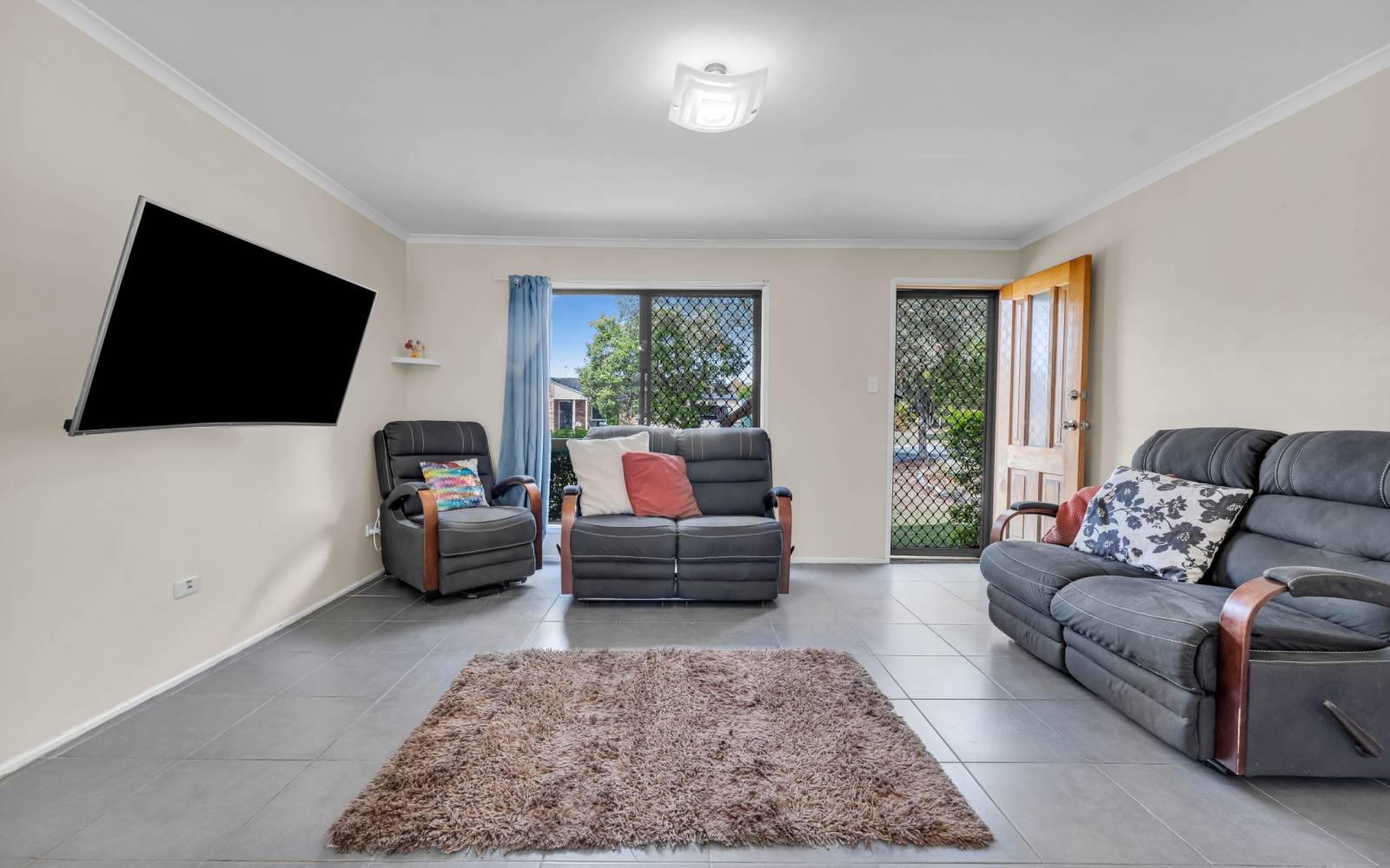 11 Lochore Court, CRESTMEAD, QLD 4132 AUS
