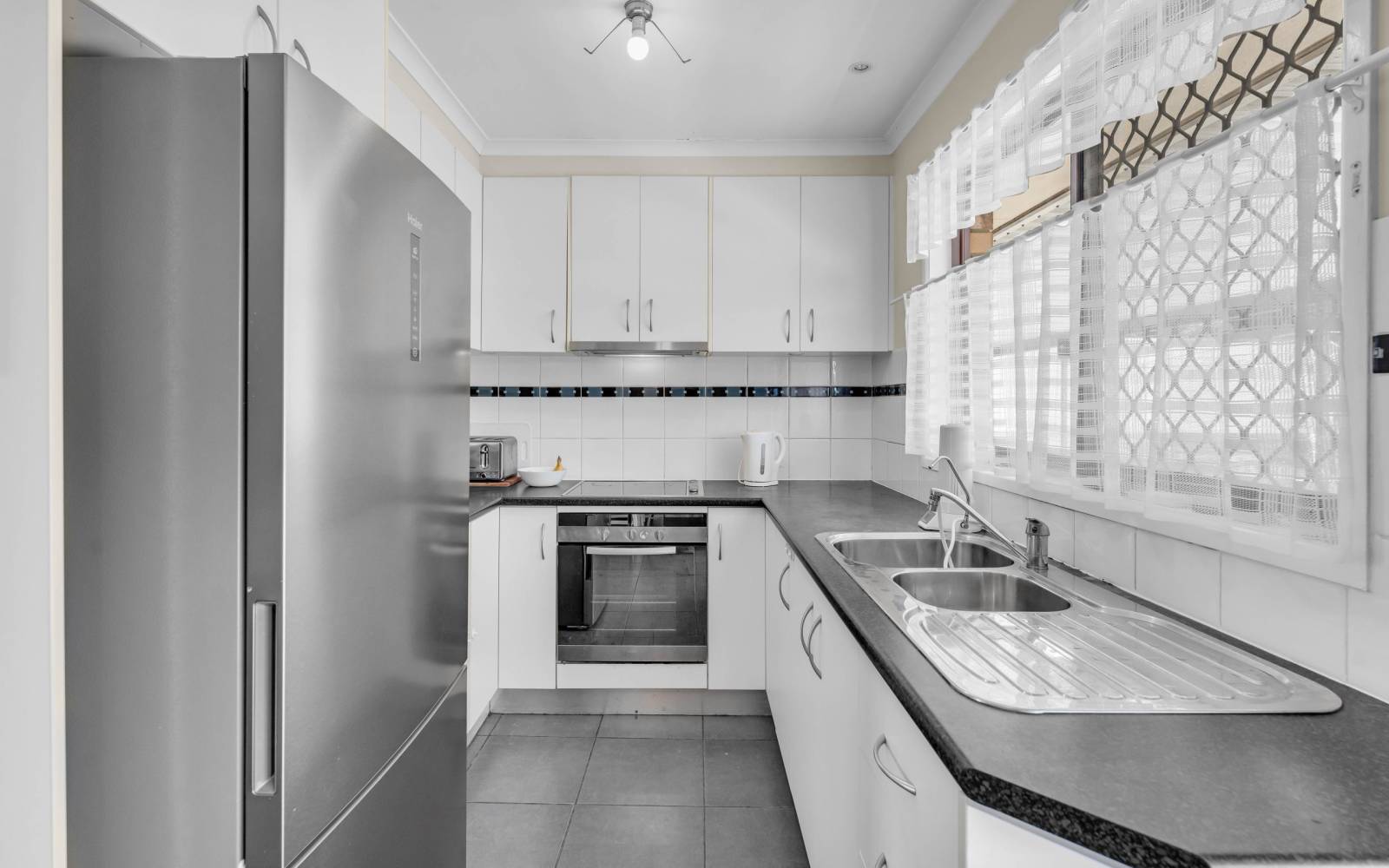 11 Lochore Court, CRESTMEAD, QLD 4132 AUS