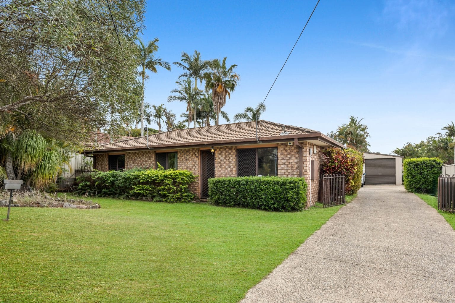 11 Lochore Court, CRESTMEAD, QLD 4132 AUS