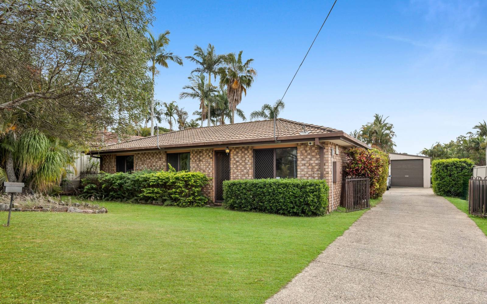 11 Lochore Court, CRESTMEAD, QLD 4132 AUS