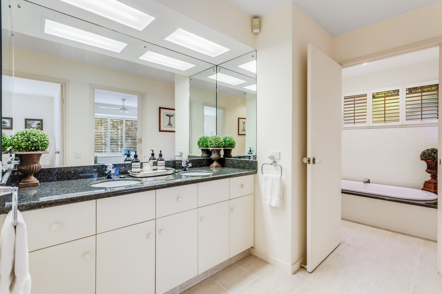 17 Gabwina Street, FIG TREE POCKET, QLD 4069 AUS