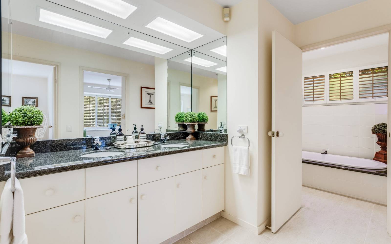 17 Gabwina Street, FIG TREE POCKET, QLD 4069 AUS