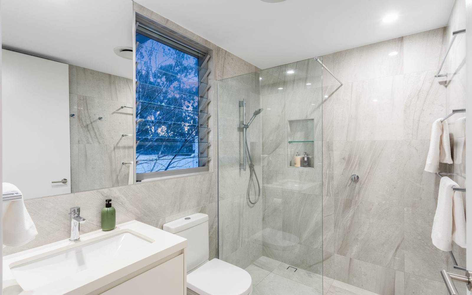 38 Riviere Place, KENMORE, QLD 4069 AUS