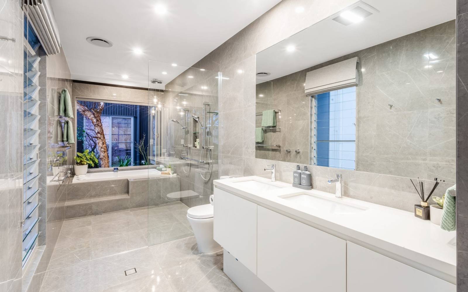 38 Riviere Place, KENMORE, QLD 4069 AUS