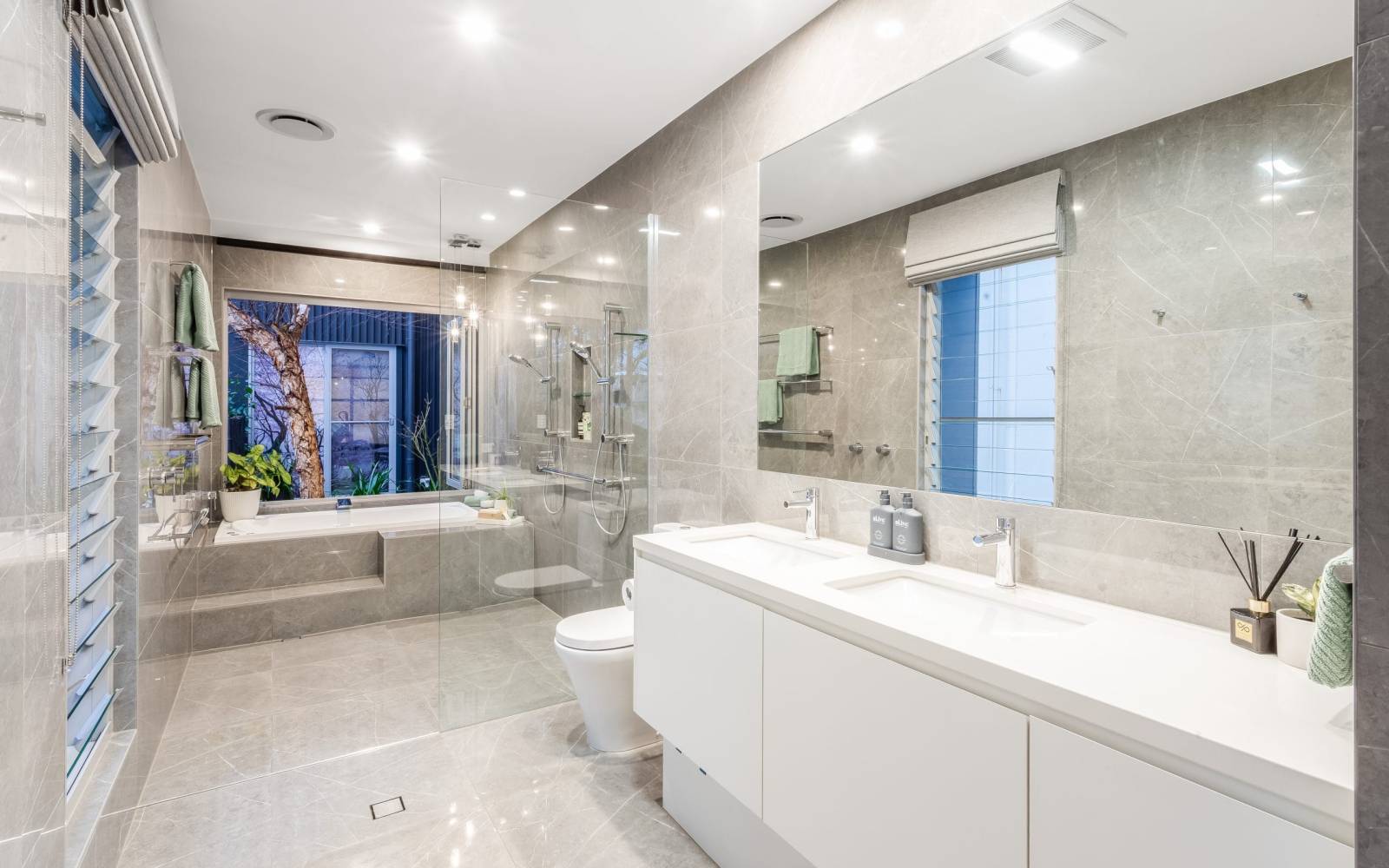 38 Riviere Place, KENMORE, QLD 4069 AUS