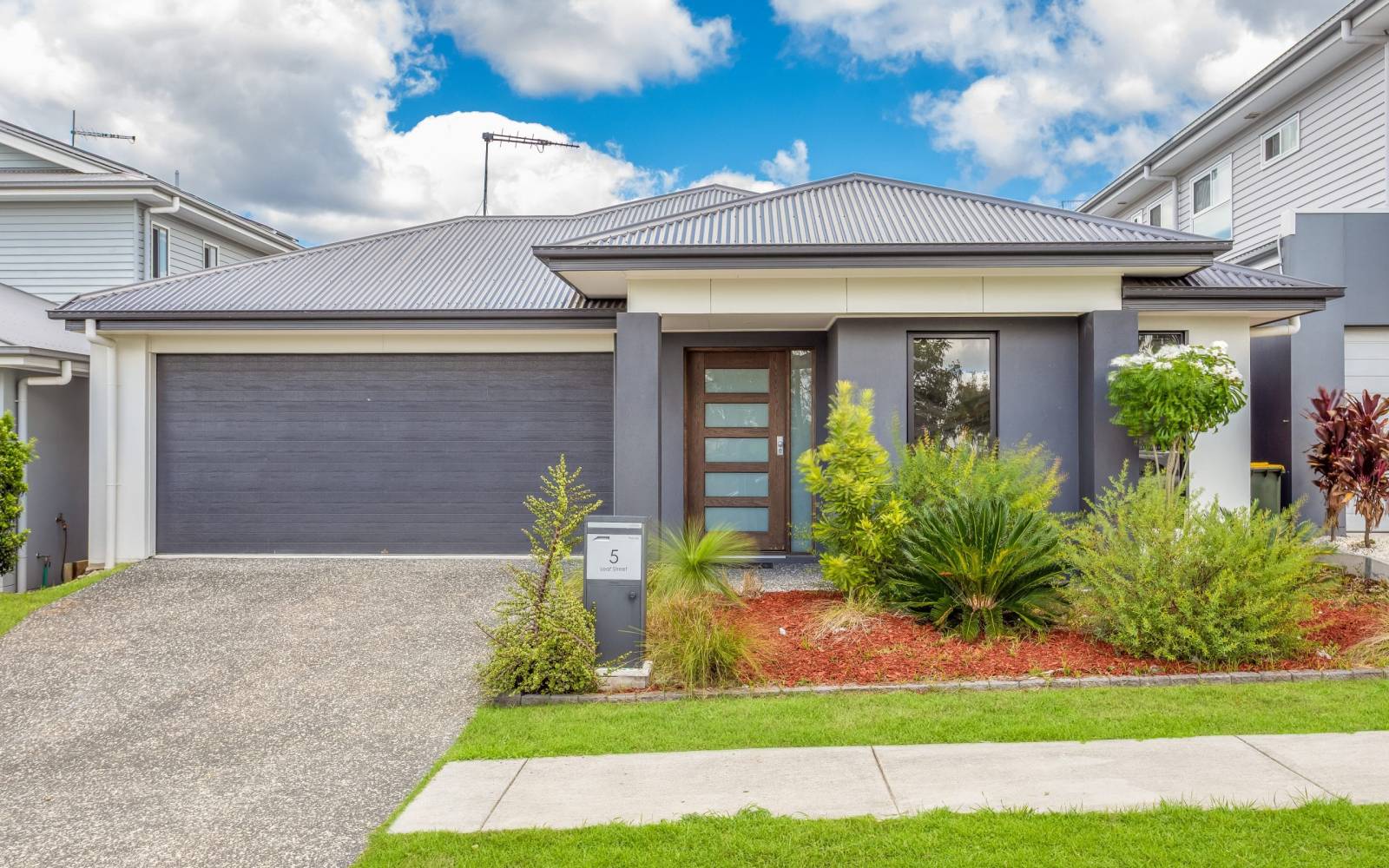 5 Leaf Street, GREENBANK, QLD 4124 AUS